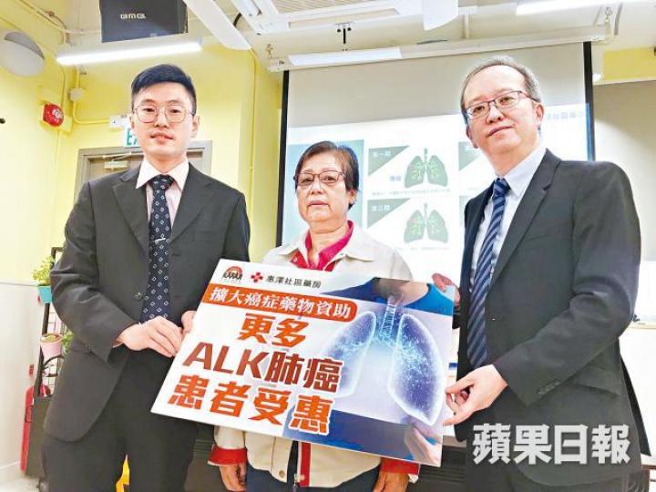 鄭志堅醫生(右)指不吸煙的女性易忽略肺癌病徵;旁為藥劑師譚健威及患者余女士。 鄭志堅醫生(右)指不吸煙的女性易忽略肺癌病徵;旁為藥劑師譚健威及患者余女士。