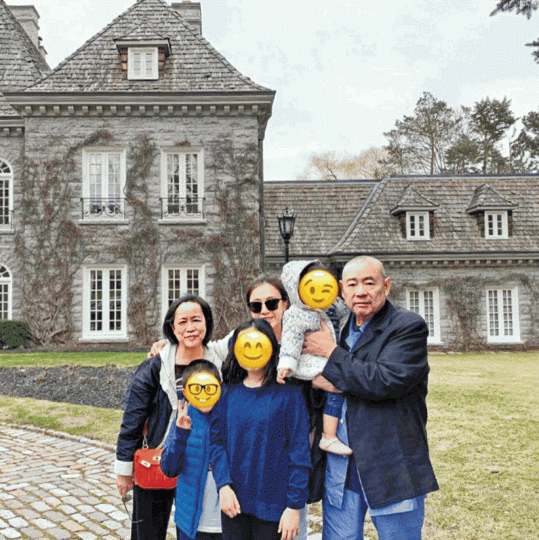 劉鑾雄及甘比帶同子女遊多倫多,左一為大劉胞妹。互聯網 劉鑾雄及甘比帶同子女遊多倫多,左一為大劉胞妹。互聯網