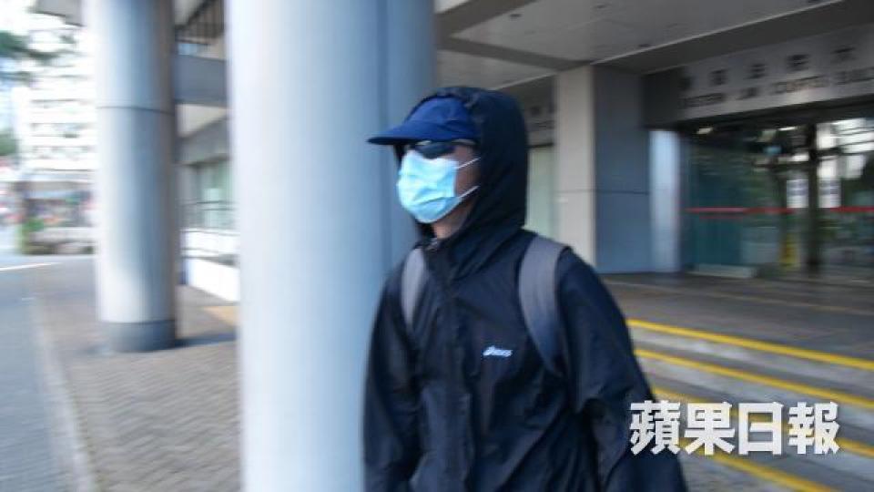 被告陳有被指「好似好陶醉咁」撫摸雙目失明及患有失智症的事主。陸羽平攝 被告陳有被指「好似好陶醉咁」撫摸雙目失明及患有失智症的事主。陸羽平攝