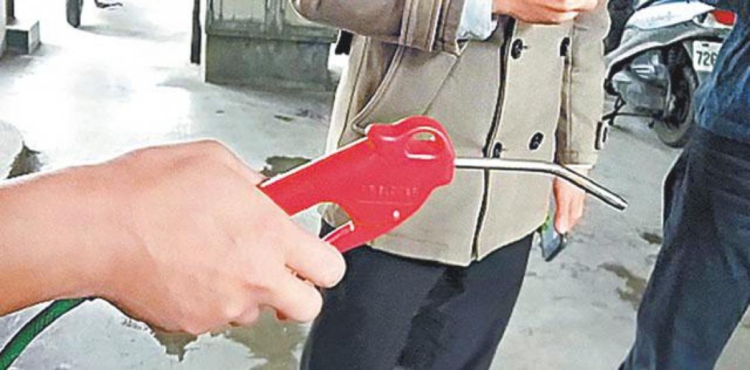 導致女童死亡的同類噴槍。台灣蘋果新聞網遭噴槍奪命女童與母親合照。資料圖片鄺男被檢方控告過失致死罪。資料圖片 導致女童死亡的同類噴槍。台灣蘋果新聞網遭噴槍奪命女童與母親合照。資料圖片鄺男被檢方控告過失致死罪。資料圖片