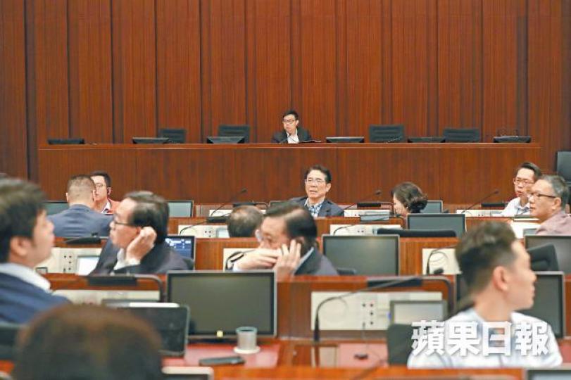 涂謹申昨主持修訂《逃犯條例》草案委員會會議,但建制派議員背對主席台以示杯葛。夏家朗攝石禮謙在立會保安及鄭泳舜等人保護下進入會議室,觸發混亂。泛民議員昨在會議結束後於立法會外向支持者致意。特首林鄭月娥 涂謹申昨主持修訂《逃犯條例》草案委員會會議,但建制派議員背對主席台以示杯葛。夏家朗攝石禮謙在立會保安及鄭泳舜等人保護下進入會議室,觸發混亂。泛民議員昨在會議結束後於立法會外向支持者致意。特首林鄭月娥