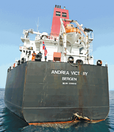 挪威註冊成品油油輪「MT Andrea Victory」受襲後艉尖艙出現破洞。阿聯酋燃料補給船「MV A. Michel」是另一艘受襲輪船。 挪威註冊成品油油輪「MT Andrea Victory」受襲後艉尖艙出現破洞。阿聯酋燃料補給船「MV A. Michel」是另一艘受襲輪船。