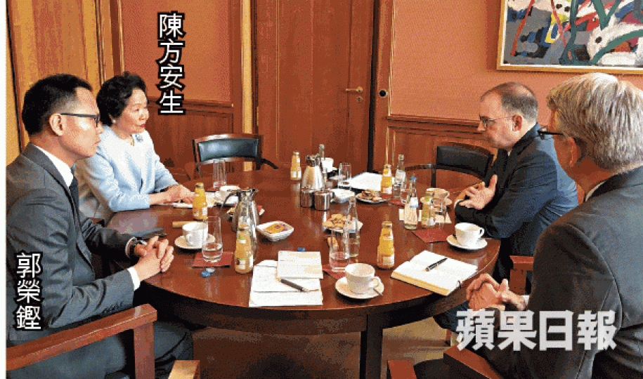 郭榮鏗及陳方安生與德國聯邦外交部次官(右)會面。 郭榮鏗及陳方安生與德國聯邦外交部次官(右)會面。