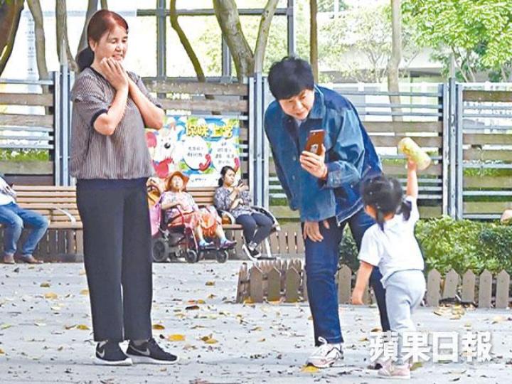 前日【槌揼】小美（中）前日陪城城大女到公園玩，更拿着手機一直拍照。【靜觀】拿着玩具槌的Chantelle，在公園內見到白鴿甚感興趣。【吹水】城城（右）前日在家門前與友人談車經。上周二【撐傘】小美見忽然落雨，即撐傘為Chantelle擋雨。方媛日前在微博貼出與細女躺在床上的照片。資料圖片