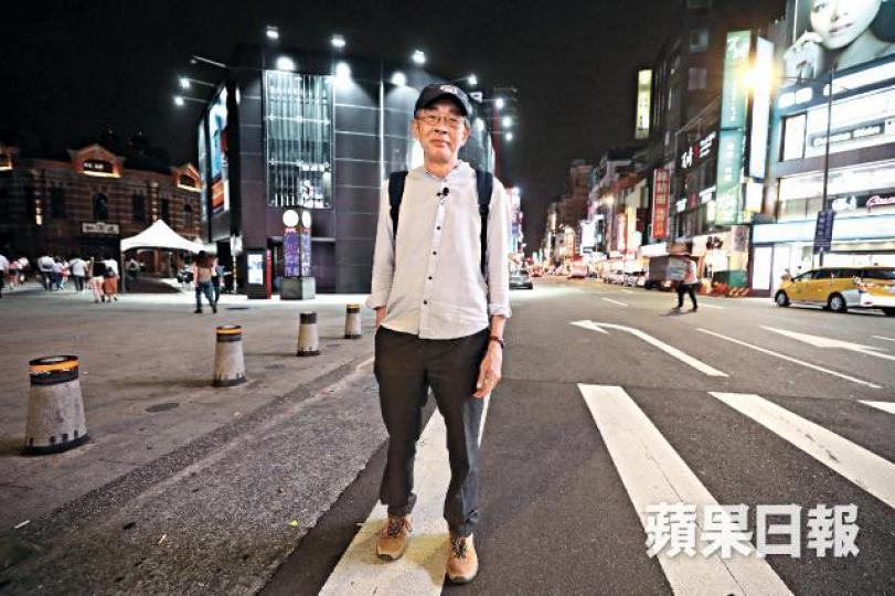 流亡台灣的林榮基,入境後站在台北街頭,一臉笑容。朱永倫攝在西門町,林榮基參與台獨旗隊的座談會,直言支持台獨。愛書人林榮基一踏入獨立書店,未開始對談已買下一本余光中的《濟慈名著譯述》。 流亡台灣的林榮基,入境後站在台北街頭,一臉笑容。朱永倫攝在西門町,林榮基參與台獨旗隊的座談會,直言支持台獨。愛書人林榮基一踏入獨立書店,未開始對談已買下一本余光中的《濟慈名著譯述》。