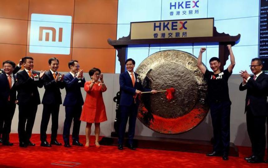 小米去年7月挾同股不同權的威勢上市,股價至今仍潛水逾3成。資料圖片 小米去年7月挾同股不同權的威勢上市,股價至今仍潛水逾3成。資料圖片