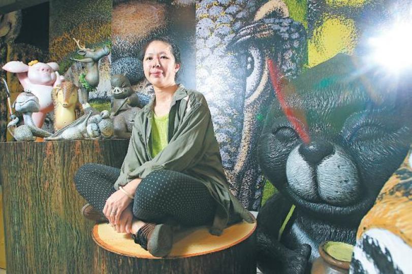 當過15年人體模特兒的余威,目前是模特兒經理人。余威過去的沙龍照,與現在形象截然不同。畫家Tanya用鮮明色彩捕捉余威神韻。余威與雙豬工作室的山林好朋友系列藝術公仔。畫家林兆威勾畫余威身體扭動的臥姿。 當過15年人體模特兒的余威,目前是模特兒經理人。余威過去的沙龍照,與現在形象截然不同。畫家Tanya用鮮明色彩捕捉余威神韻。余威與雙豬工作室的山林好朋友系列藝術公仔。畫家林兆威勾畫余威身體扭動的臥姿。