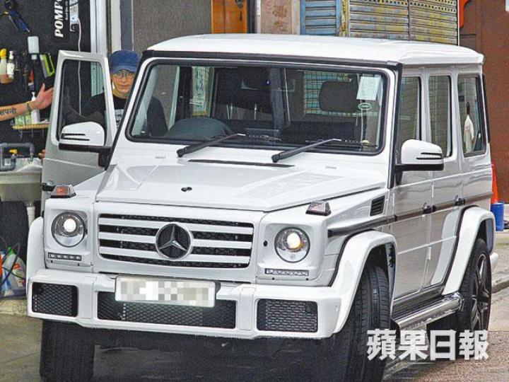 【絕塵而去】馬國明拍完劇噚日揸架愛車洗白白，之後就立即揸車返屋企。【除定情戒】馬國明見到記者後揮手打招呼，手上已經唔見佢再戴同心穎嘅定情戒。