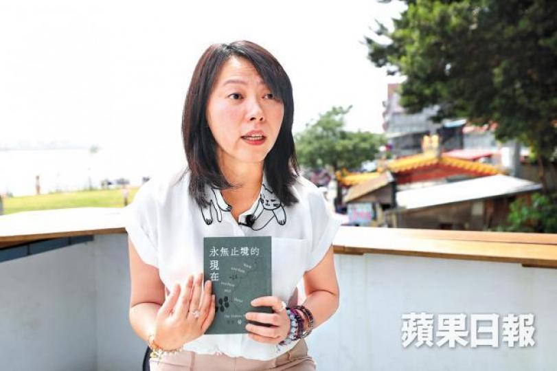 任職醫護的梁秀眉指工作加上工會事務令人喘不過氣,「不管賺不賺錢都要開書店」。 任職醫護的梁秀眉指工作加上工會事務令人喘不過氣,「不管賺不賺錢都要開書店」。