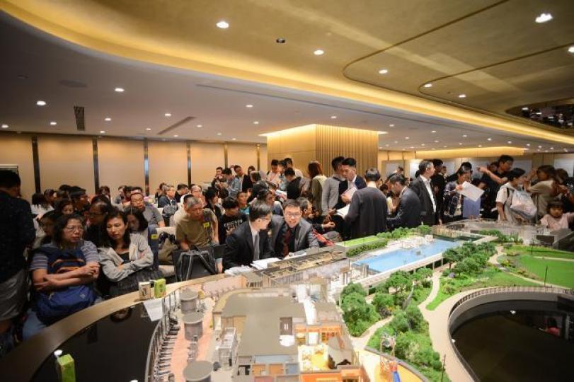 市民買樓前,應問自己能否承受十數年間經濟波動與樓價下跌的風險。資料圖片 市民買樓前,應問自己能否承受十數年間經濟波動與樓價下跌的風險。資料圖片