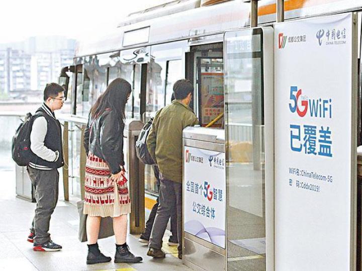 內地5G應用發展迅速,有巴士已裝有設備,讓民眾體驗高速上網。互聯網 內地5G應用發展迅速,有巴士已裝有設備,讓民眾體驗高速上網。互聯網