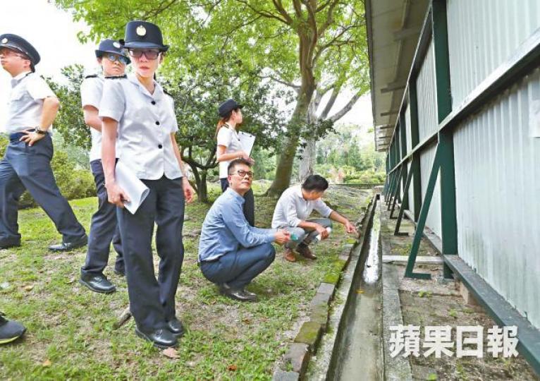 食環署人員與屯門區議員昨在友愛邨視察鼠患問題。陳善南攝 食環署人員與屯門區議員昨在友愛邨視察鼠患問題。陳善南攝