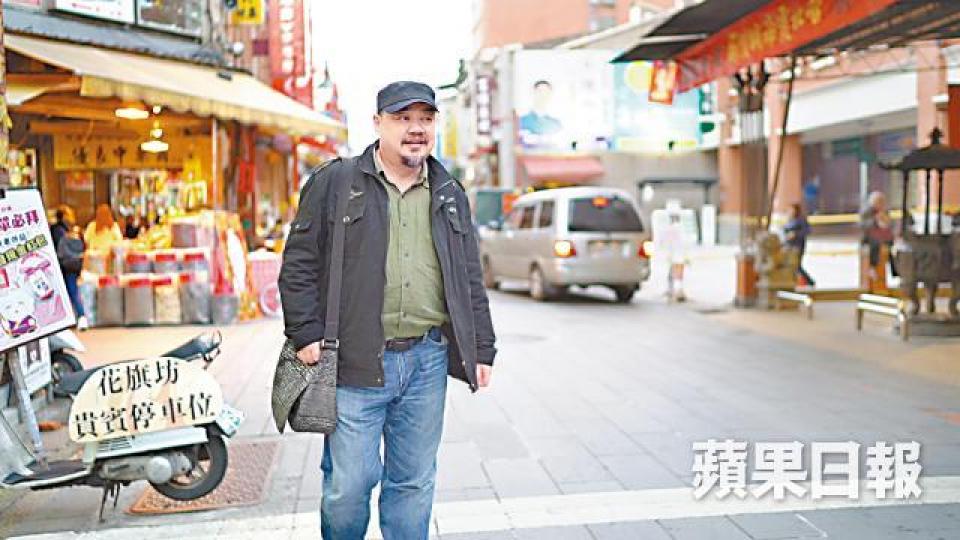 六四後被迫流亡,吾爾開希感激獲台灣接納。回想八九學運,吾爾開希最不甘心眾人的犧牲沒換來中國政治進步。1989年5月18日,身穿醫院病人服的吾爾開希舌戰時任總理李鵬。 六四後被迫流亡,吾爾開希感激獲台灣接納。回想八九學運,吾爾開希最不甘心眾人的犧牲沒換來中國政治進步。1989年5月18日,身穿醫院病人服的吾爾開希舌戰時任總理李鵬。