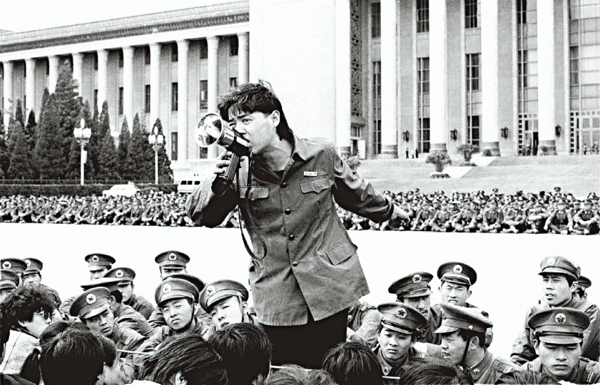 八九學運時吾爾開希指揮學生與解放軍對峙。 八九學運時吾爾開希指揮學生與解放軍對峙。