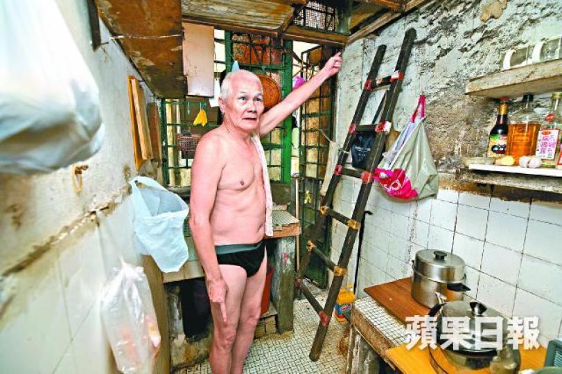 龍伯所住的窄小閣樓,需攀上木梯才能到達。李潤芳攝在廚房天花頂開口所設的閣樓僅夠躺下,天花更滿是鏽迹。 龍伯所住的窄小閣樓,需攀上木梯才能到達。李潤芳攝在廚房天花頂開口所設的閣樓僅夠躺下,天花更滿是鏽迹。
