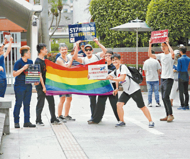 台灣立法院今天將通過同婚法,有挺同婚團體在立院外尋求立委支持。 台灣蘋果新聞網 台灣立法院今天將通過同婚法,有挺同婚團體在立院外尋求立委支持。 台灣蘋果新聞網