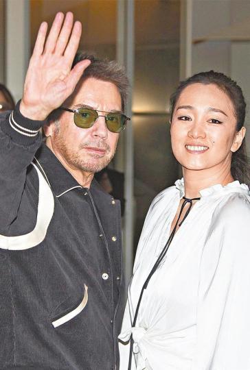 鞏俐到法國出席康城影展，法籍男友Jean Michel Jarre也有相伴。微博圖片擔任評審的艾麗芬寧繼續deep V上陣，非常搶鏡。路透社尊尼狄普前妻安芭赫德在紅毯上大晒美腿。路透社景甜在紅地毯上數度被保安驅趕，卻瞪大眼睛扮儍。台灣《蘋果新聞網》內地歌手李宇春穿上白色羽毛裝現身，極具個性。路透社昨日康城影展，繼續有一班內地大媽出現在紅地毯上。路透社