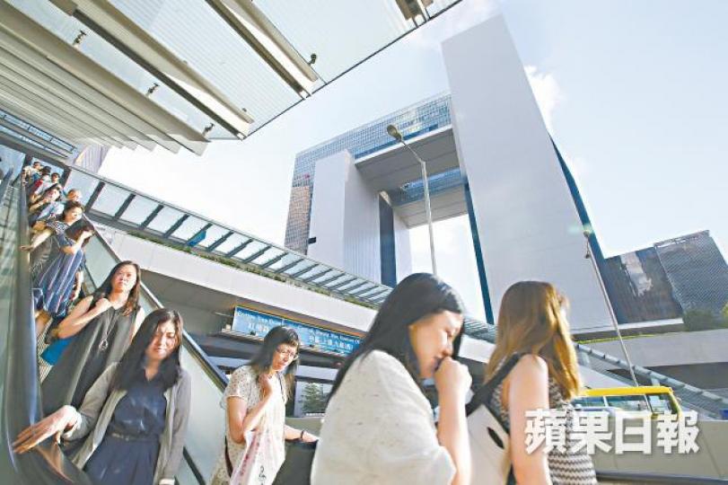 高層公務員今年料獲加薪4.58%,中、低層則加5.08%。 高層公務員今年料獲加薪4.58%,中、低層則加5.08%。