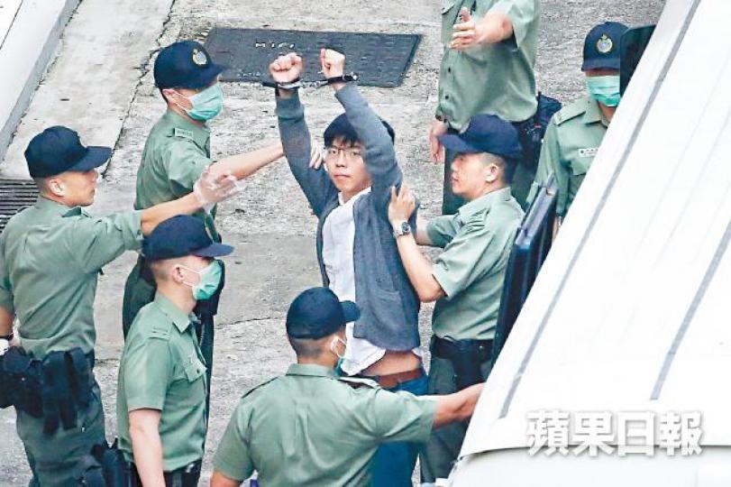 黃之鋒步入羈留室前大叫「香港加油」,籲港人勿忘初衷。陳善南攝 黃之鋒步入羈留室前大叫「香港加油」,籲港人勿忘初衷。陳善南攝