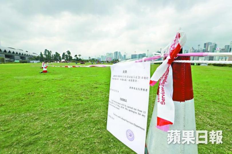 記者昨午到啟德跑道公園視察,部份草地已經圍起。 記者昨午到啟德跑道公園視察,部份草地已經圍起。