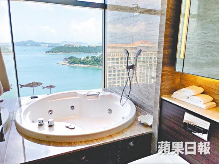 意堤8座16樓B室主人房浴室享有開揚海景。 意堤8座16樓B室主人房浴室享有開揚海景。