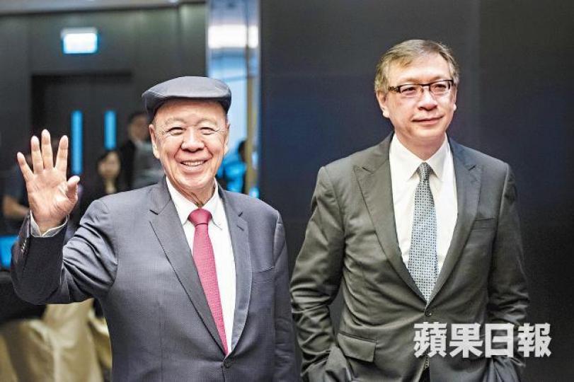 銀河娛樂副主席呂耀東(右)稱不擔心修例影響香港營商環境;左為其父呂志和。 銀河娛樂副主席呂耀東(右)稱不擔心修例影響香港營商環境;左為其父呂志和。