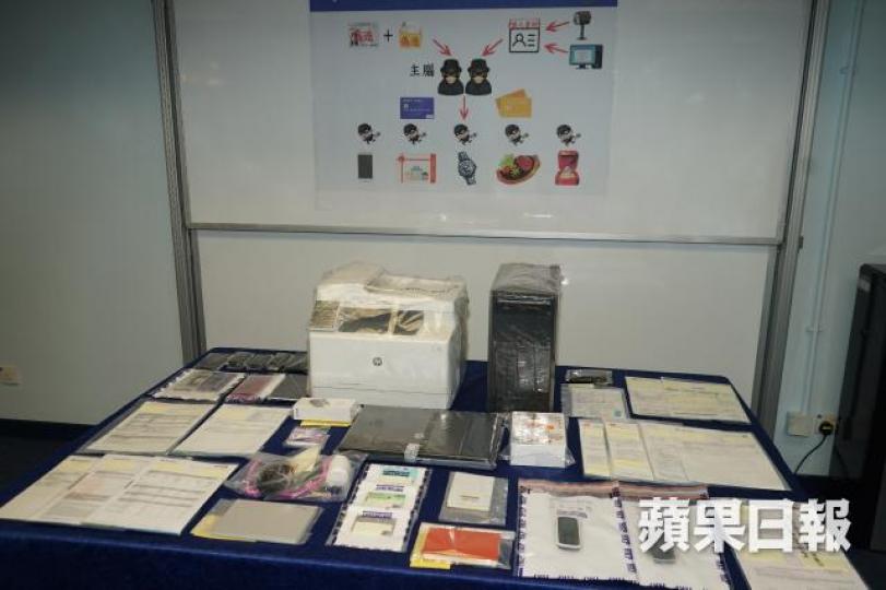 警方撿獲大批證物。張家豪攝 警方撿獲大批證物。張家豪攝