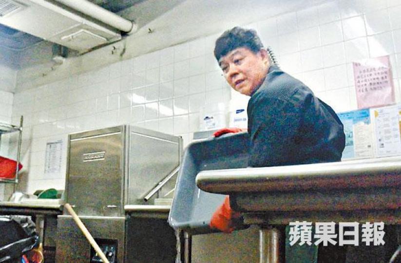 【酒店洗碗】張健華一周四次到酒店做洗碗散工。莊建鑫攝訪問中,張健華三次向記者表示自己無辜。張軍攝 【酒店洗碗】張健華一周四次到酒店做洗碗散工。莊建鑫攝訪問中,張健華三次向記者表示自己無辜。張軍攝