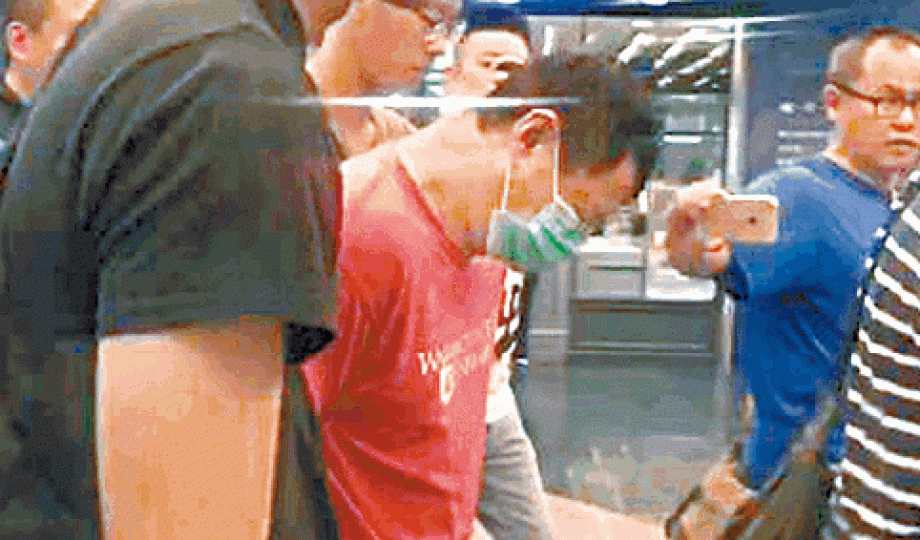 警方北上拘捕涉嫌送包裹的戴姓男子。台灣蘋果新聞網 警方北上拘捕涉嫌送包裹的戴姓男子。台灣蘋果新聞網