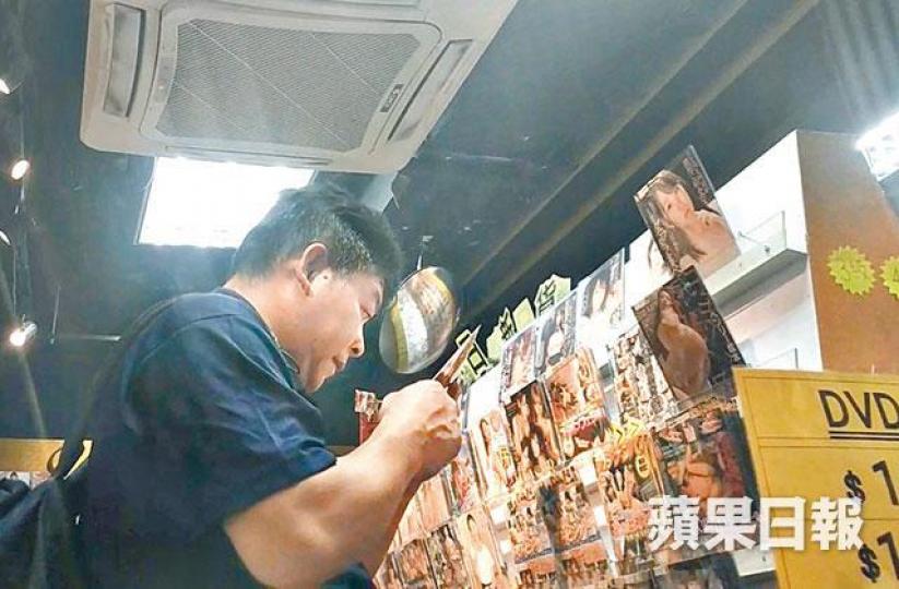 【四仔調劑】返工前,張健華到廟街一間「四仔」舖揀選DVD。阮斌攝【死性不改】登上廟街舊樓一個二樓單位,內有身穿性感內衣的女子迎接。自稱僅餘1%視力的張健華途經廟街時,對企街女子逐一打量。 【四仔調劑】返工前,張健華到廟街一間「四仔」舖揀選DVD。阮斌攝【死性不改】登上廟街舊樓一個二樓單位,內有身穿性感內衣的女子迎接。自稱僅餘1%視力的張健華途經廟街時,對企街女子逐一打量。
