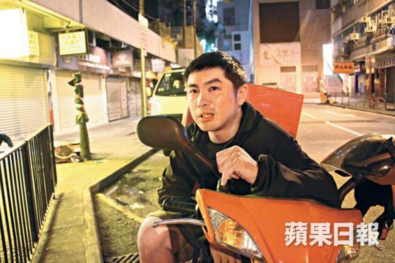 阿佳日打兩份工,由傍晚送餐至翌晨,希望賺取更多收入盡早上岸。通宵在麥麥送港島區工作,阿佳外送範圍由北角至西半山。電單車損耗大,駕車途中突然死火,阿佳有機會被尾隨車輛撞倒。外賣車手上樓送餐,零錢自己墊支,若收假鈔或被呃錢,損失自己承擔。 阿佳日打兩份工,由傍晚送餐至翌晨,希望賺取更多收入盡早上岸。通宵在麥麥送港島區工作,阿佳外送範圍由北角至西半山。電單車損耗大,駕車途中突然死火,阿佳有機會被尾隨車輛撞倒。外賣車手上樓送餐,零錢自己墊支,若收假鈔或被呃錢,損失自己承擔。