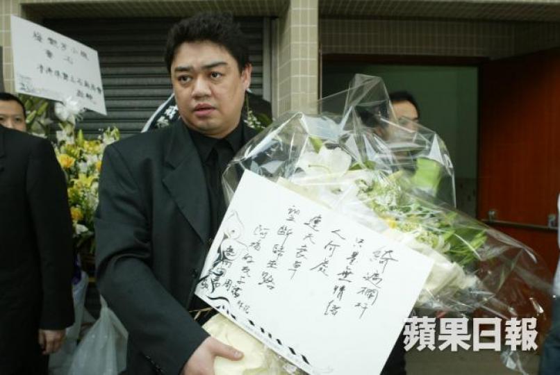 吾爾開希2004年成功入境香港,出席梅艷芳喪禮。 吾爾開希2004年成功入境香港,出席梅艷芳喪禮。