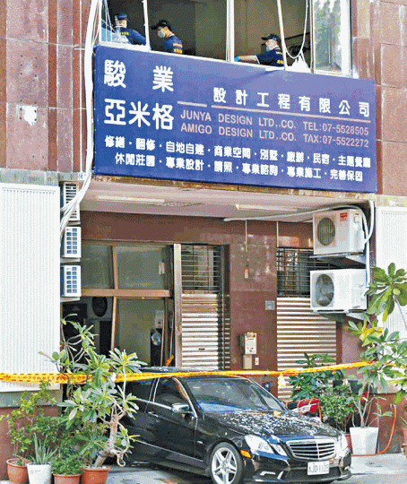發生爆炸的公司二樓窗戶被震碎。台灣蘋果新聞網閉路電視拍到戴姓疑犯手持包裹炸彈。樓下的平治房車受波及,後窗玻璃震碎。爆炸現場牆身有燒灼痕迹。 發生爆炸的公司二樓窗戶被震碎。台灣蘋果新聞網閉路電視拍到戴姓疑犯手持包裹炸彈。樓下的平治房車受波及,後窗玻璃震碎。爆炸現場牆身有燒灼痕迹。