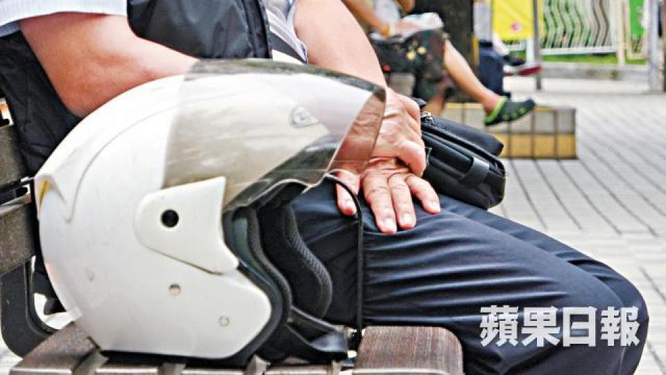 必勝客車手陳伯因一次意外右腿骨折,至今仍告工傷病假中。 必勝客車手陳伯因一次意外右腿骨折,至今仍告工傷病假中。