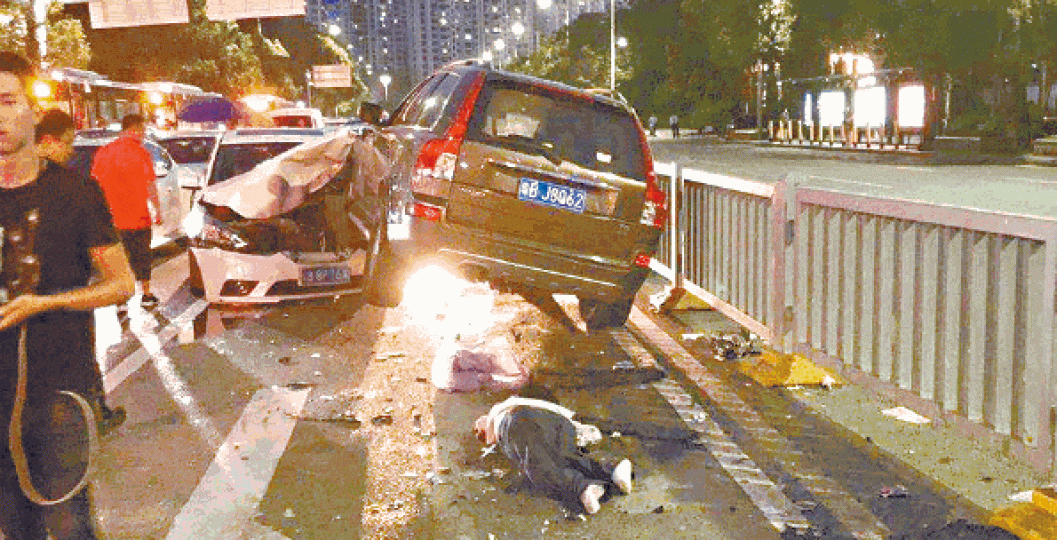 私家車逆線撞向安全島後,與另一輛車迎頭相撞。十多人躺在地上待救。 私家車逆線撞向安全島後,與另一輛車迎頭相撞。十多人躺在地上待救。