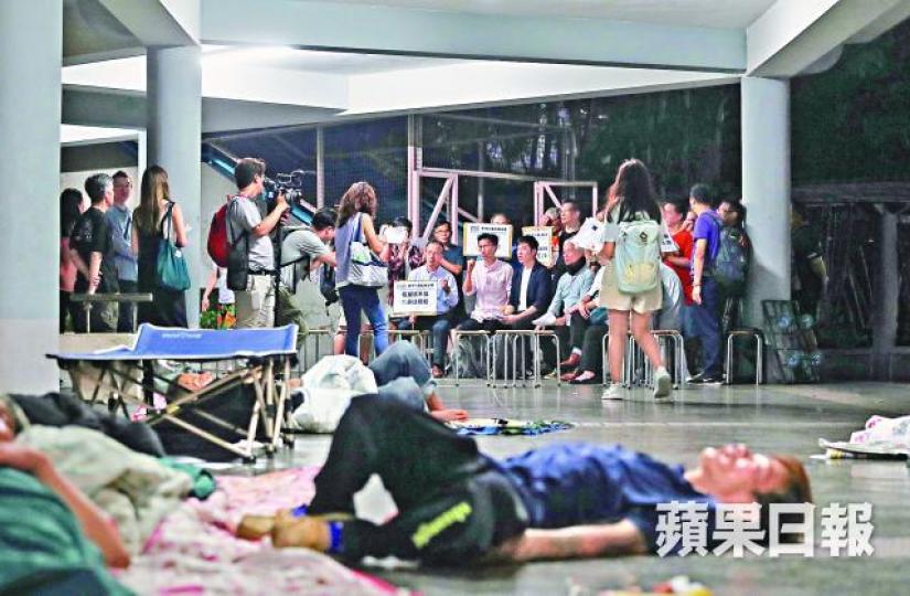 立法會議員前晚與社署代表到深水埗視察露宿者情況。易仰民攝 立法會議員前晚與社署代表到深水埗視察露宿者情況。易仰民攝