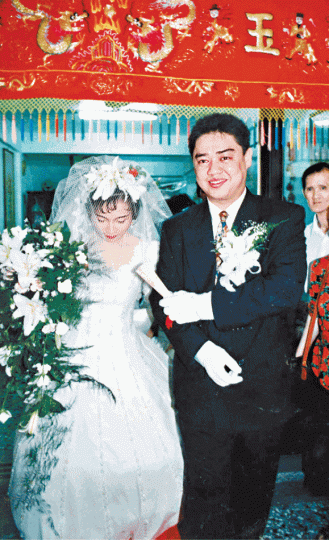 吾爾開希與陳慧玲結婚後定居台灣。 吾爾開希與陳慧玲結婚後定居台灣。
