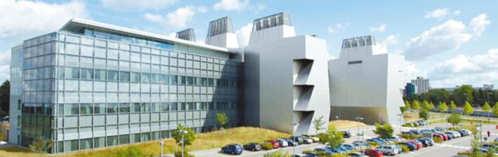 研究小組在劍橋大學這幢大樓內做實驗。 研究小組在劍橋大學這幢大樓內做實驗。