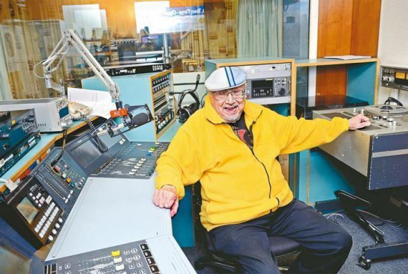 已屆94歲高齡的Uncle Ray,至今仍在周一至周五晚上,風雨不改主持電台節目三小時。Uncle Ray(右)曾跟隨母親到澳門生活,回港後在胞兄(左)介紹下入麗的。Uncle Ray在1949年加入麗的呼聲,展開他的廣播之路。1987年,Uncle Ray穿上禮服到英國接受英女皇頒授MBE勳銜。在澳門恨做鼓手的Uncle Ray,後來不時與好友夾band打鼓。昔日流行聽眾寫信到電台點唱, Uncle Ray的點唱信堆積如山。契仔Andy每日皆會陪Uncle Ray到港台主持節目,為他預先打點一 已屆94歲高齡的Uncle Ray,至今仍在周一至周五晚上,風雨不改主持電台節目三小時。Uncle Ray(右)曾跟隨母親到澳門生活,回港後在胞兄(左)介紹下入麗的。Uncle Ray在1949年加入麗的呼聲,展開他的廣播之路。1987年,Uncle Ray穿上禮服到英國接受英女皇頒授MBE勳銜。在澳門恨做鼓手的Uncle Ray,後來不時與好友夾band打鼓。昔日流行聽眾寫信到電台點唱, Uncle Ray的點唱信堆積如山。契仔Andy每日皆會陪Uncle Ray到港台主持節目,為他預先打點一