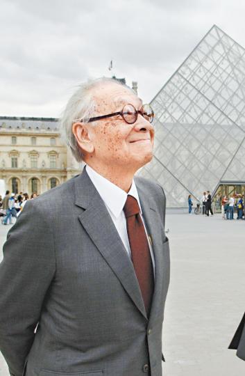 貝聿銘(1917-2019)1989年羅浮宮金字塔開幕禮,貝聿銘與時任法國總統密特朗握手。 貝聿銘(1917-2019)1989年羅浮宮金字塔開幕禮,貝聿銘與時任法國總統密特朗握手。