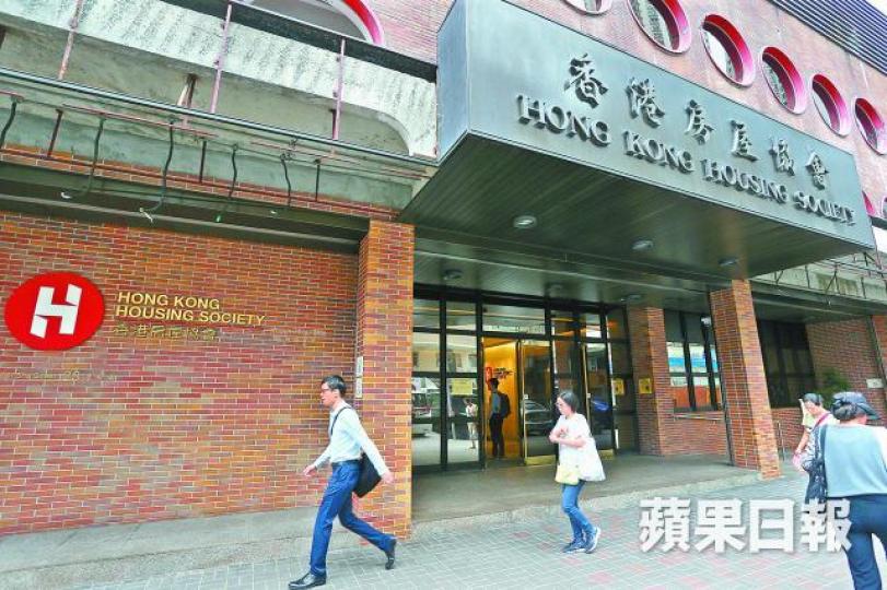 龍濤苑外牆被指鬆脫的鋁條大部份已拆除。 龍濤苑外牆被指鬆脫的鋁條大部份已拆除。