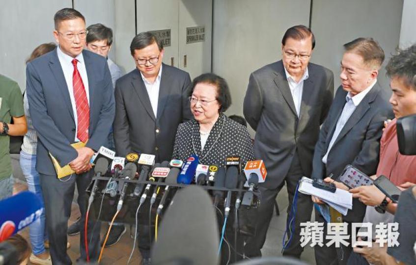 譚惠珠(左三)與一眾建制派在中聯辦開會後見傳媒,為惡法護航。朱永倫攝 譚惠珠(左三)與一眾建制派在中聯辦開會後見傳媒,為惡法護航。朱永倫攝