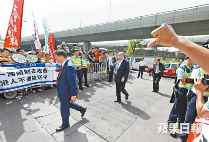 民陣昨在中聯辦外夾道狙擊建制派,有示威者倒豎拇指表達不滿。朱永倫攝 民陣昨在中聯辦外夾道狙擊建制派,有示威者倒豎拇指表達不滿。朱永倫攝