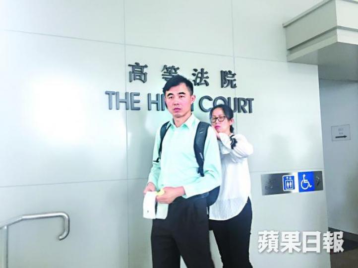 原告Hailey Dai Schmidt(右)獲判勝訴;左為其丈夫。 原告Hailey Dai Schmidt(右)獲判勝訴;左為其丈夫。