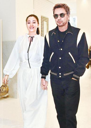 鞏俐和法籍男友Jean Michel Jarre被踢爆原來已經秘密結婚。微博圖片鞏俐前夫是黃和祥,二人於2010年離婚。資料圖片黃秋生大談與鞏俐夫婦的緣份。資料圖片 鞏俐和法籍男友Jean Michel Jarre被踢爆原來已經秘密結婚。微博圖片鞏俐前夫是黃和祥,二人於2010年離婚。資料圖片黃秋生大談與鞏俐夫婦的緣份。資料圖片