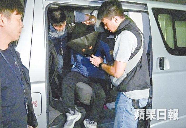 龍緯汶昨晚被警方押返辦公室蒐證。溫瑞麟攝各大討論區流傳龍與少數族裔兒童的親暱合照。
