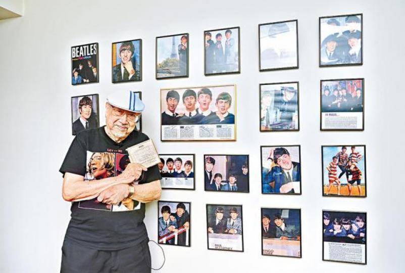 Uncle Ray家中的牆上掛滿當年披頭四給他的親筆簽名雜誌。當年Uncle Ray訪問披頭四的錄音帶,仍保存至今。 Uncle Ray家中的牆上掛滿當年披頭四給他的親筆簽名雜誌。當年Uncle Ray訪問披頭四的錄音帶,仍保存至今。