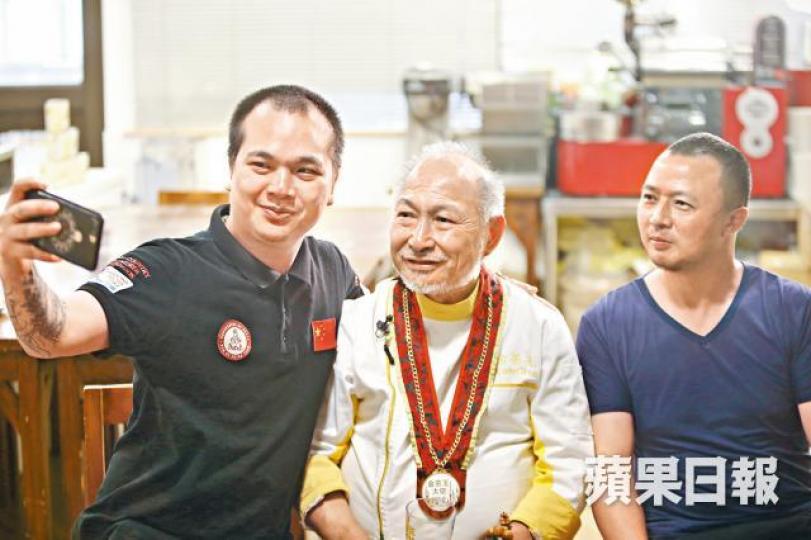 錢寶信有12名徒弟,包括羅勁龍(左)及吳廸(右),兩人拜師學沖奶茶後,其內地茶餐廳出品的奶茶大獲好評。 錢寶信有12名徒弟,包括羅勁龍(左)及吳廸(右),兩人拜師學沖奶茶後,其內地茶餐廳出品的奶茶大獲好評。