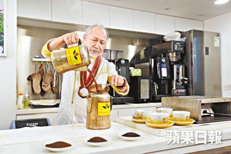 67歲的錢寶信撞茶功架十足,曾榮獲兩屆香港金茶王冠軍寶座。一杯好的奶茶要有茶香、夠滑、夠溫度。 67歲的錢寶信撞茶功架十足,曾榮獲兩屆香港金茶王冠軍寶座。一杯好的奶茶要有茶香、夠滑、夠溫度。