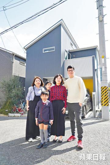 Daniel在日本發展近20年,娶了日籍太太並育有三個小孩。Daniel年少時誤入歧途,後赴加國升學改過自新。 Daniel在日本發展近20年,娶了日籍太太並育有三個小孩。Daniel年少時誤入歧途,後赴加國升學改過自新。